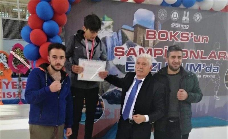 Edremit’teki boksörlerden Türkiye üçüncülüğü…
