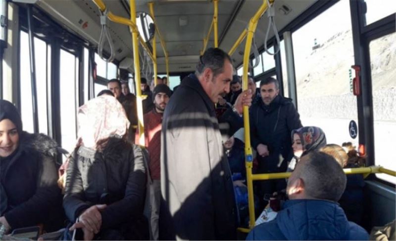 Gürpınar Belediye Başkanı Tanış Halk Otobüsünde yolculuk yaparak talepleri dinledi