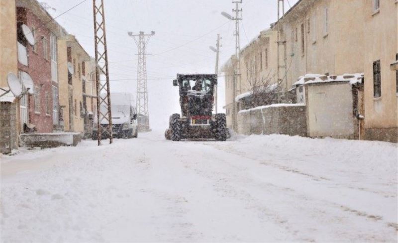 Tuşba’da 22 araçla karla mücadele sürüyor