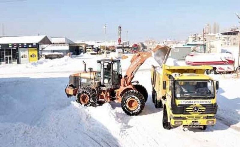 Tuşba’da hafta sonu karla mücadele çalışması…