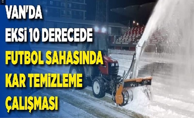 Van'da eksi 10 derecede futbol sahasında kar temizleme çalışması