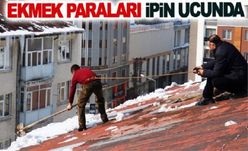 Baba ve oğlu, çatılardaki karı temizleyerek ekmek parası kazanıyor