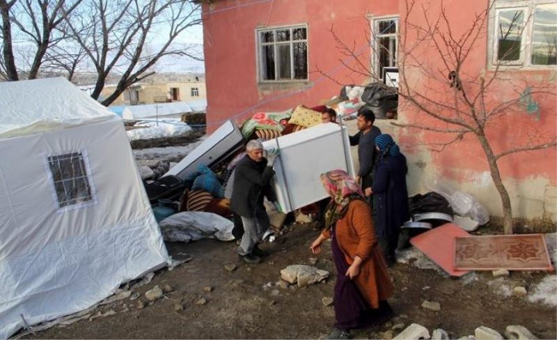 Başkale'de deprem seferberliği sürüyor