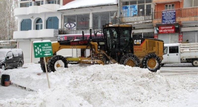 Başkale ilçesinde karla mücadele çalışmaları...