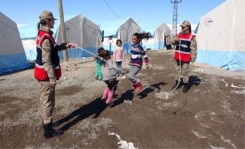 Depremzede çocuklar oyun oynayarak zamanlarını geçiriyor