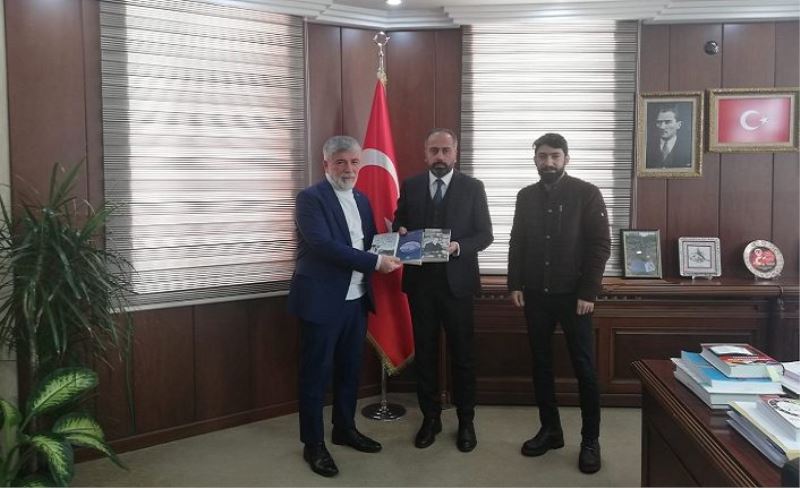 Koçlar ve Obuz Yazdıkları Kitapları Rektör Şevli'ye Takdim Ettiler