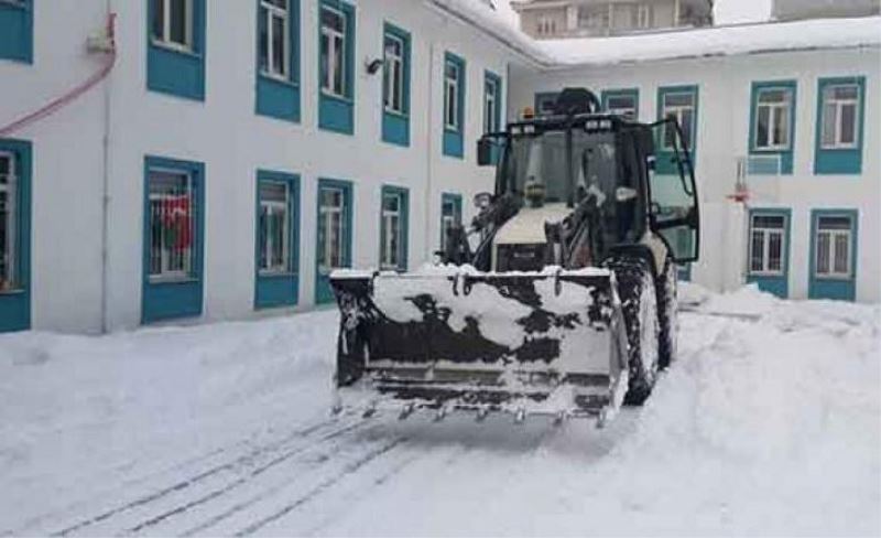 Okul bahçeleri kardan temizlendi