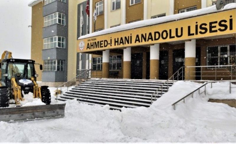 Tuşba’daki okul bahçeleri kardan temizleniyor