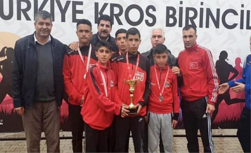 Vanlı atletler Türkiye ikinciliği kupası ile döndü