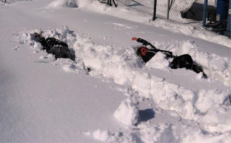 Yüzme havuzunu bırakıp karda antrenman yaptı
