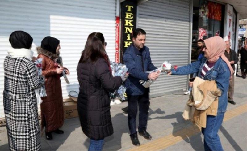 Büyükşehir'den, kadınlara karanfil...