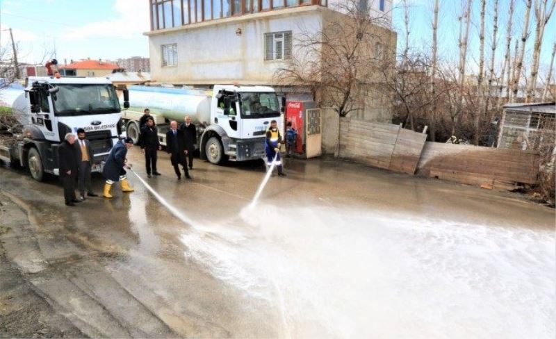 Tuşba’daki yollar sabunlu suyla yıkandı