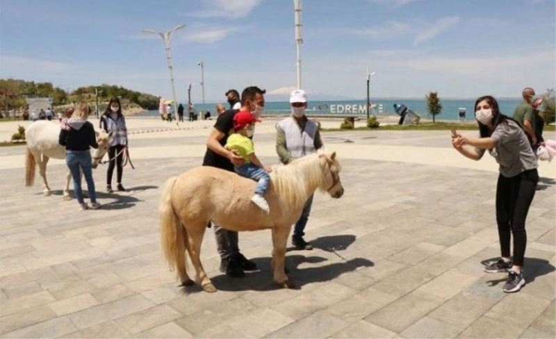 Çocuklar, Edremit Belediyesi’nin etkinlikleri ile sevindi