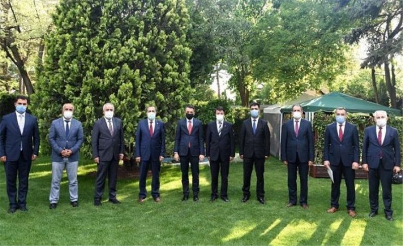 Arvas: Van ve Ankara arasında köprü olmaya devam edeceğiz