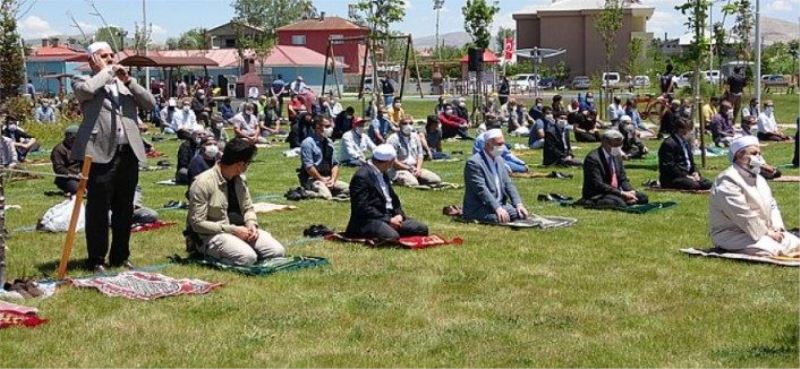 Van Gölü kıyısında sosyal mesafeli ikinci cuma namazı