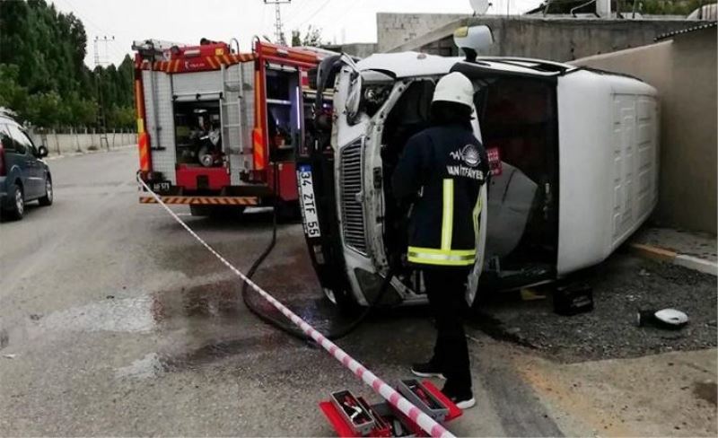 İpekyolu'nda bir kamyonet takla attı