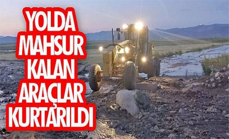 Yolda mahsur kalan araçlar kurtarıldı