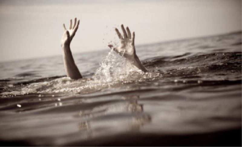 Botu devrilince Van Gölü’ne düşen bir kişi boğuldu