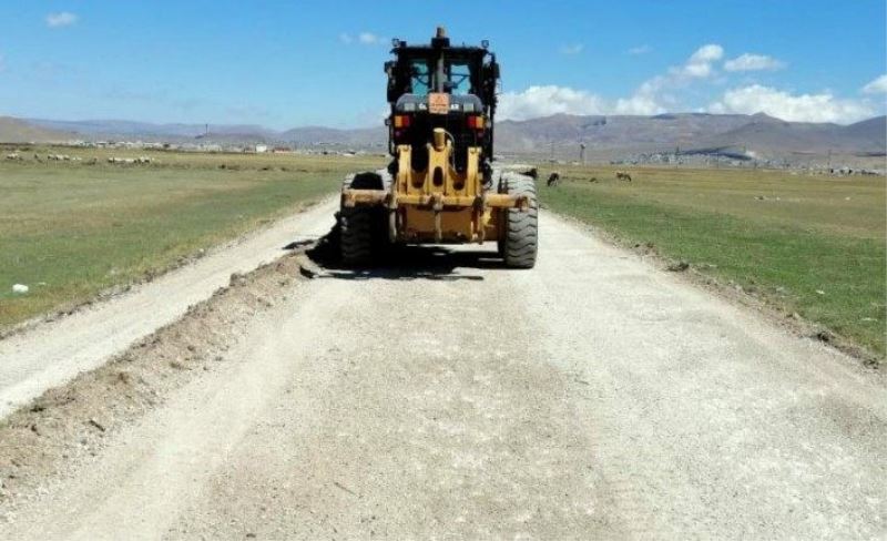 Büyükşehir, Çaldıran'daki yolları yeniliyor