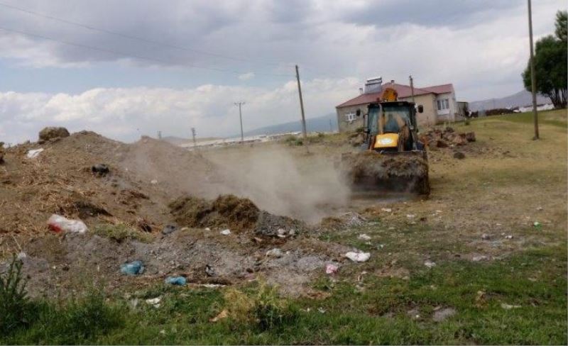 Çaldıran Belediyesi kırsal mahallelerde temizlik çalışması yaptı