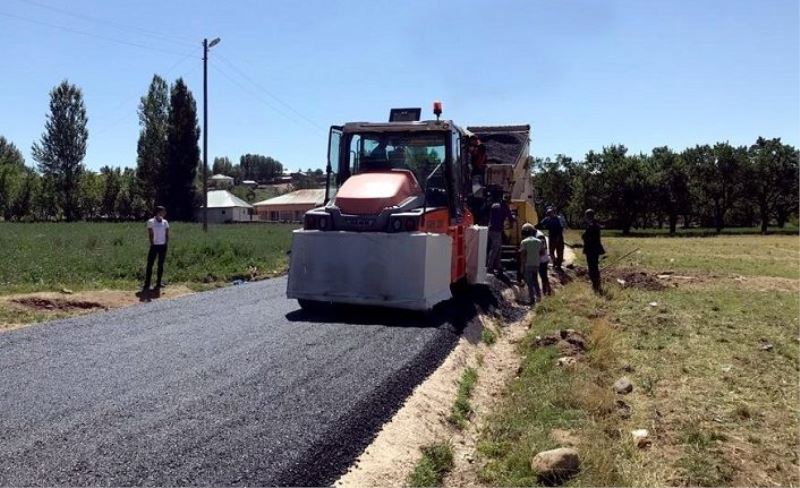 Erciş'teki Oyalı Mahallesi sıcak asfaltla tanıştı