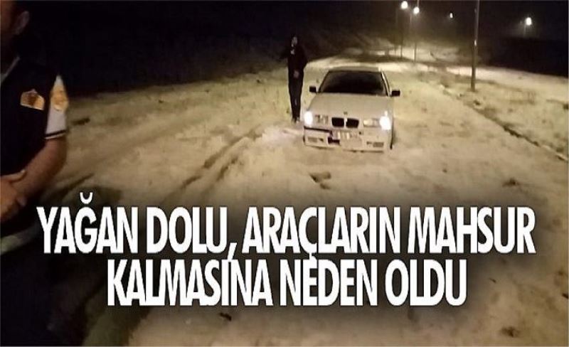 Yağan dolu, araçların mahsur kalmasına neden oldu