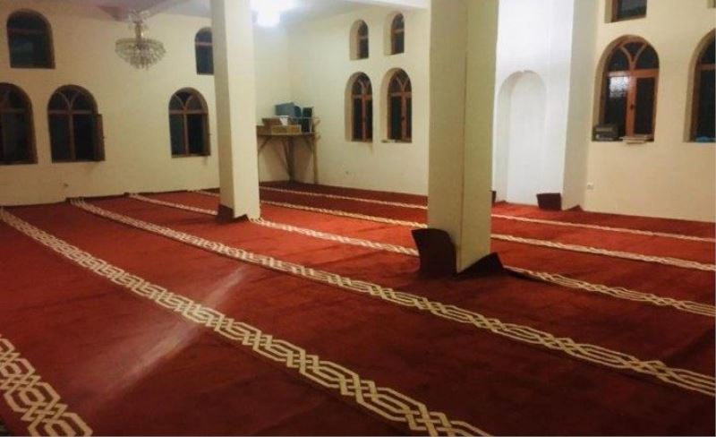 Bahçesaray'daki cami halıları yenileniyor