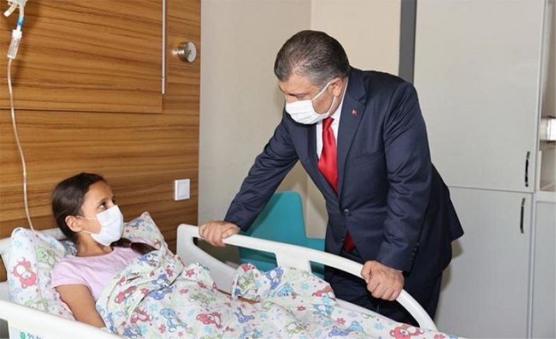 Bakan Koca, Van'da hastanedeki çocukları ziyaret etti
