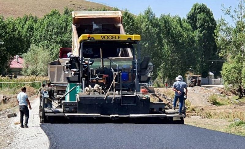 Çaldıran'da yol çizgi çalışması...