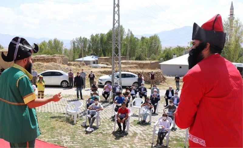 Edremit kırsalındaki çocuklar ilk kez Hacivat-Karagöz oyunu ile şenlendi