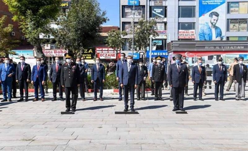 Gaziler Günü dolayısıyla çelenk sunma töreni...