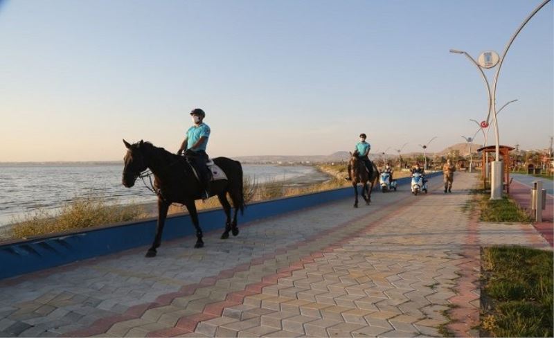 Tuşba’daki sahillerde atlı jandarma timleri görev yapıyor