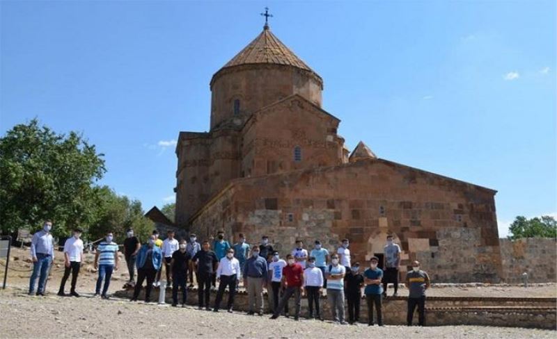 Yabancı uyruklu çocuklar adayı gezdi