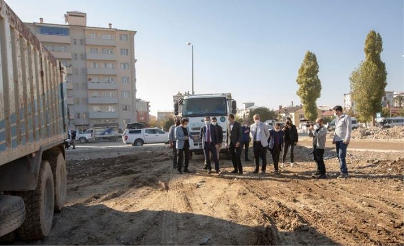 Aslan, yapımı süren parkta incelemelerde bulundu