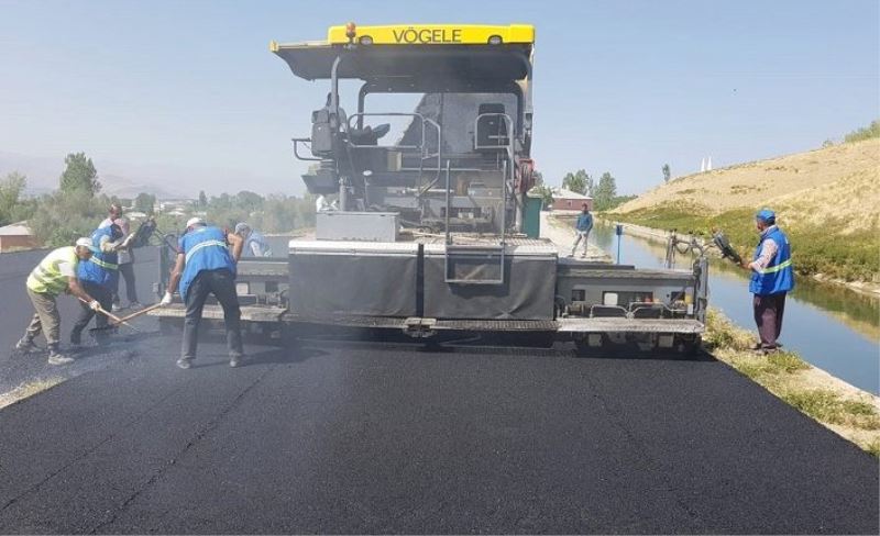 Büyükşehir, Edremit’te asfalt çalışmalarını tamamlıyor