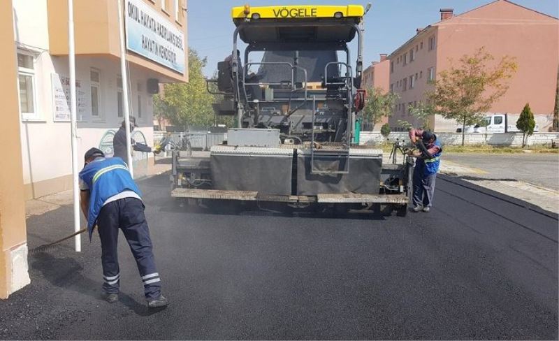 Büyükşehir, okul bahçelerini asfaltlıyor