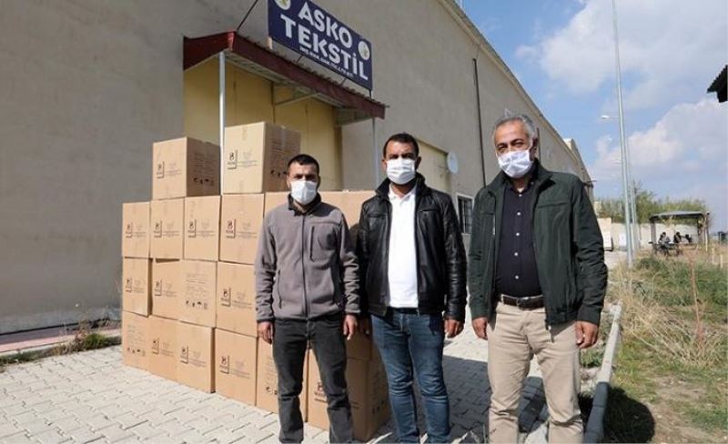 Büyükşehir’e 40 bin maske hediye ettiler