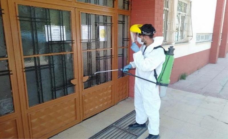 Çaldıran Belediyesi okulları dezenfekte etmeye devam ediyor