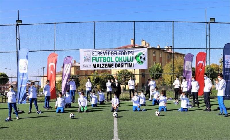 Edremit Belediyesi, 200 kişiye spor malzemesi dağıttı