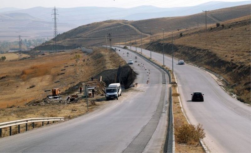 Edremit TOKİ yolunun bazı bölümleri yenileniyor