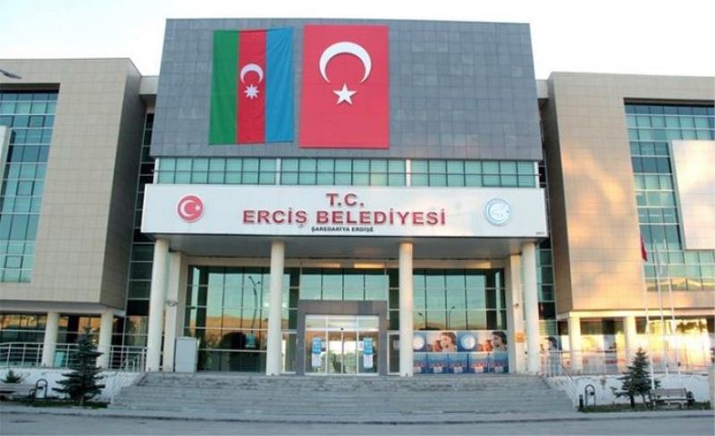 Erciş Belediyesi binasına Azerbaycan bayrağı...
