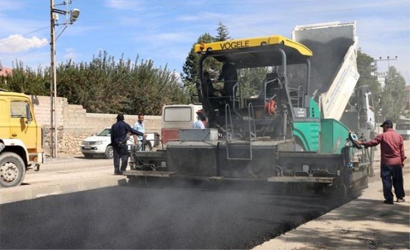 Erciş'te asfalt kaplama çalışmaları devam ediyor
