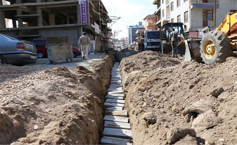 Erciş'te, elektrik ve internet hatları yer altına alınıyor