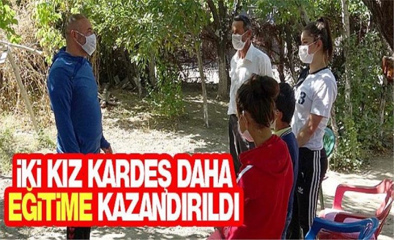 Fedakar öğretmen, babayı ikna ederek kız kardeşleri okula kazandırdı