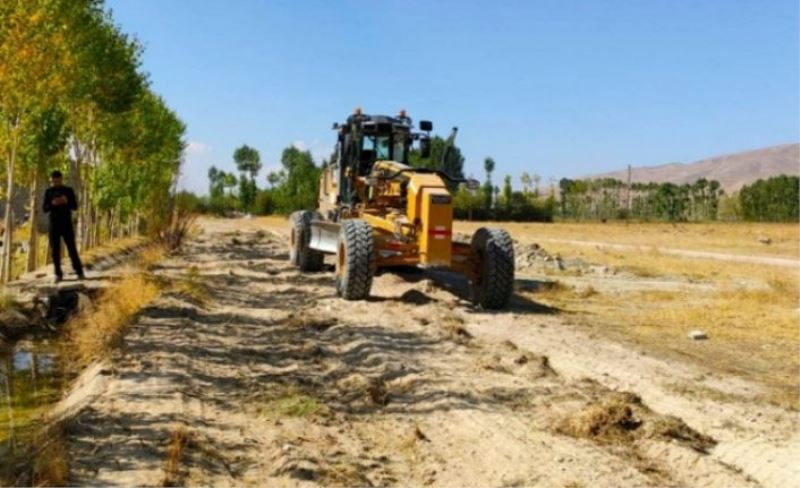 Gürpınar’da yol yapım çalışmaları aralıksız sürdürülüyor