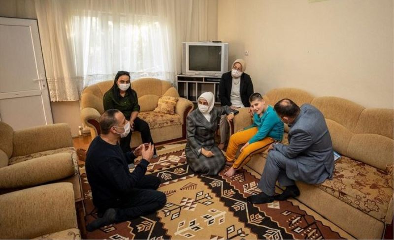 Vali eşinden, fedakâr babaya ziyaret…