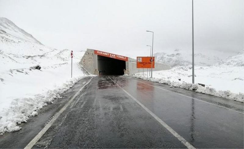 Karapet Geçidi beyaza büründü