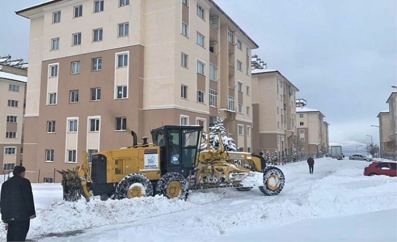 Edremit Belediyesi'nin karla mücadele çalışmaları aralıksız sürüyor