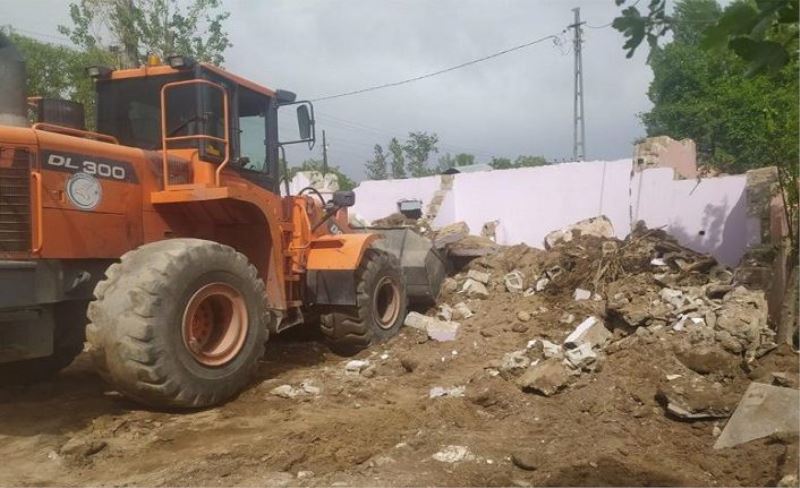 Erciş Belediyesi metruk yapıları yıkmaya devam ediyor