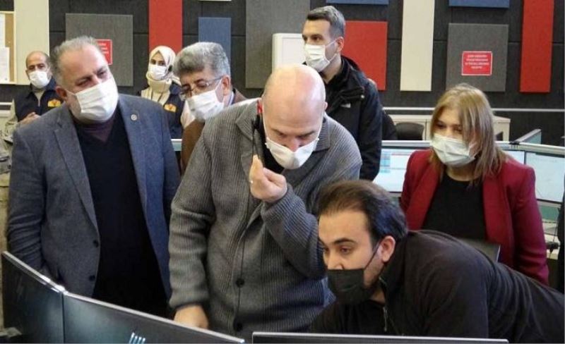 Bakan Soylu 112’de çağrıları karşıladı